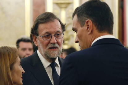 Mariano Rajoy charla en su última legislatura con el gran superviviente, Pedro Sánchez. J. P. GANDÚL
