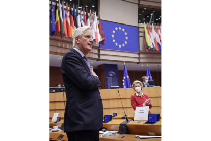 Barnier agradece los aplausos de la eurocámara. OLIVIER HOSLET