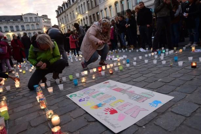 Velas por las víctimas de París en el distrito bruselense de Molenbeek.