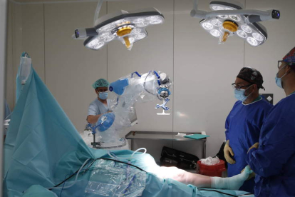 Primera operación de prótesis de rodilla en San Juan de Dios con el nuevo equipo Rosa. RAMIRO