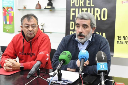 Enrique Reguero, a la izquierda, y Xosepe Vega, ayer durante la rueda de prensa. J. CASARES