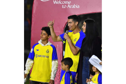 Cristiano Ronaldo, junto a su familia, en su presentación. STR