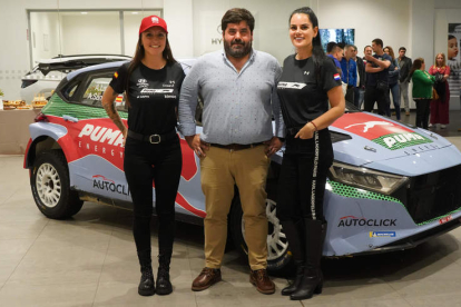 Alba Sánchez, Roberto Rodríguez y Patricia Lafarja junto al Hyundai i20 en Lemasa. J. NOTARIO