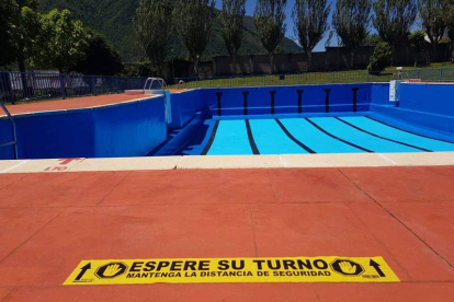 La piscina de Villablino dispone de todas las medidas de seguridad para disfrutar del baño. DL