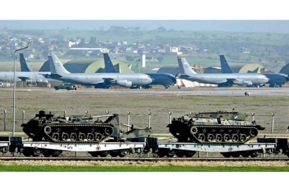 Aviones y tanques estadounidenses en la base militar de Incirlik, en Turquía.