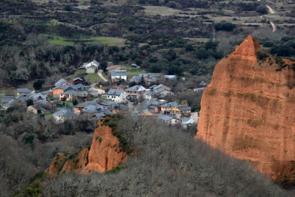 El pueblo de Las Médulas emerge al otro lado de las colinas de arcilla, visto desde el mirador de Orellán. ANA F. BARREDO