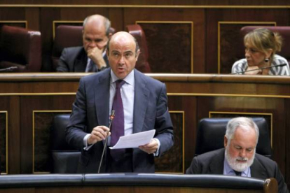 Intervención de Luis de Guindos en la sesión de control al Gobierno. Foto: JUAN MANUEL PRATS