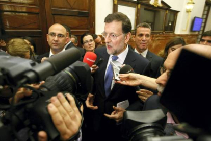 Rajoy responde a los medios de comunicación. Foto: JUAN MANUEL PRATS