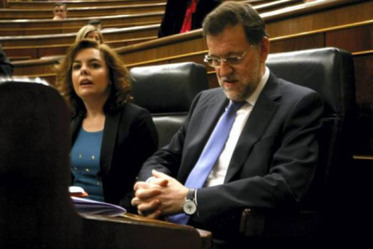 Rajoy junto a la Soraya en la sesión plenaria celebrada en el Congreso de los Diputados. Foto: JUAN MANUEL PRATS