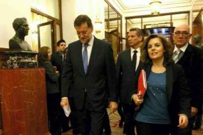 Mariano Rajoy llega al Congreso junto a Soraya Sáenz de Santamaría. Foto: JUAN MANUEL PRATS