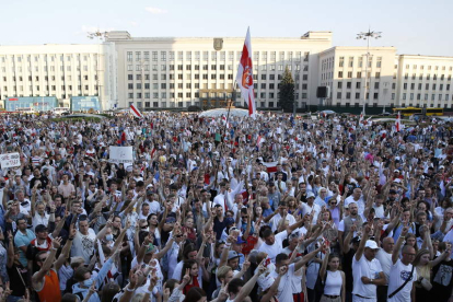Manifestación de partidarios de la oposición ayer en Minsk, ante el Parlamento. TATYANA ZENKOVICH