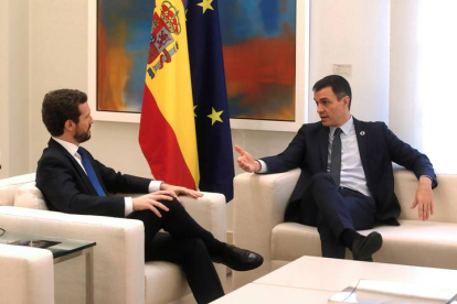 El presidente del Gobierno, Pedro Sánchez (d), recibe al líder del Partido Popular (PP), Pablo Casado (i) en Moncloa. JUAN CARLOS HIDALGO