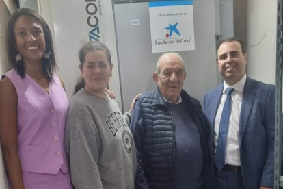 Representantes de la Caixa y del Hogar del Transeúnte. DL