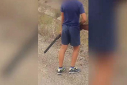 Investigan a un cazador por incitar a su hijo menor de edad a disparar contra aves protegidas.