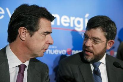 Alberto Nadal (a la derecha), junto al exministro de Industria José Manuel Soria (izquierda).