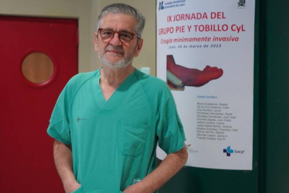 Mariano de Prado, en un receso tras terminar una de las cirugías realizadas en directo en el Hospital de León. J. NOTARIO
