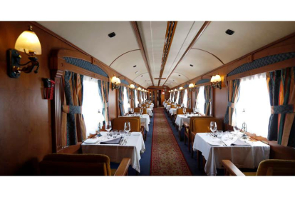 Interior de un tren turístico y vagón restaurante, similar al que se investiga en una de las causas abierta en el caso Rocket. ARCHIVO