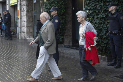 El expresidente de la Generalitat, Jordi Pujol, acompañado de su esposa. QUIQUE GARCÍA
