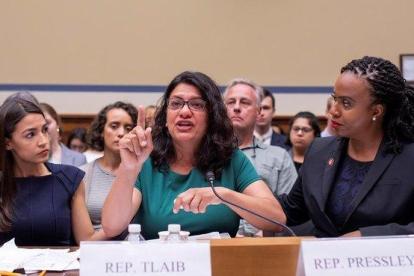 Alexandria Ocasio-Cortez (izquierda) y Ayanna Pressley (derecha) consuelan a Rashida Tlaib durante una audiencia del Comité de Supervisión y Reforma de la Cámara de Representantes.