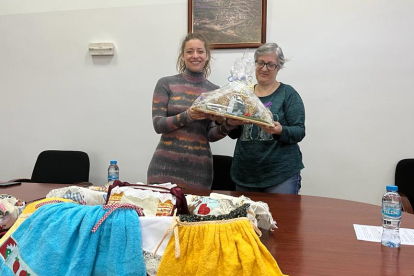 Ester Muñoz en la entrega del premio a la Asociación de Mujeres La Rosa del Sil. JCYL