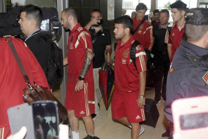 Los jugadores de la roja llegan al aeropuerto de León.
