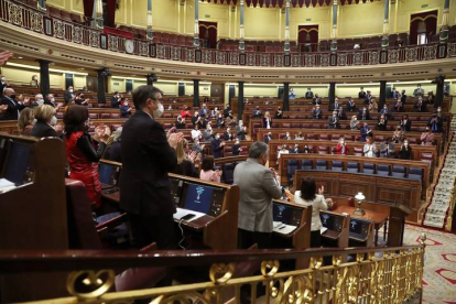 Los parlamentarios aplauden durante el plen. KIKO HUESCA