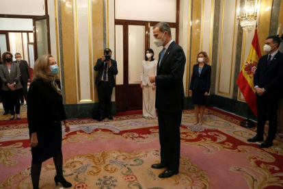 El rey Felipe V saluda a la vicepresidenta tercera del Gobierno y ministra de Economía, Nadia Calviño. EMILIO NARANJO