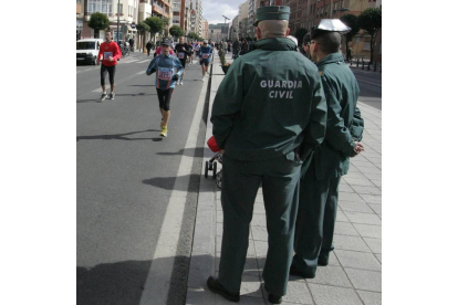 Corredores de la media maratón por la calle Fernández Ladreda