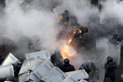 La policía antidisturbios de Kiev ha sufrido la ira de los manifestantes.