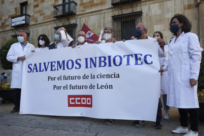 Manifestación de los trabajadores del Inbiotec en el mes de junio frente a Botines. FERNANDO OTERO