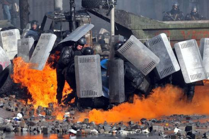 La policía de Kiev se defiende de las piedras y los cócteles molotov arrojados por los manifestantes.