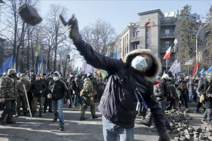 Los manifestantes arrojan piedras de gran tamaño a la policía durante las protestas.