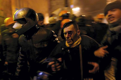 Un manifestante herido durante los enfrentamientos con la policía antidisturbios en la Plaza de la Independencia en Kiev . REUTERS / VASILY FEDOSENKO