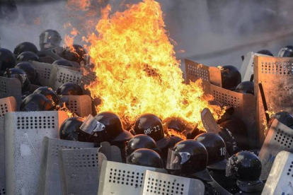 Policías antidisturbios reciben cócteles molotov en Kiev. REUTERS / ANDREW KRAVCHENKO / POOL