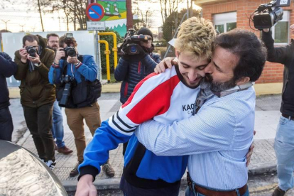 El exjugador de la Arandina CF, Carlos Cuadrado, abraza a su padre tras su salida de la prisión de Burgos donde se encontraba por una supuesta agresión sexual a un