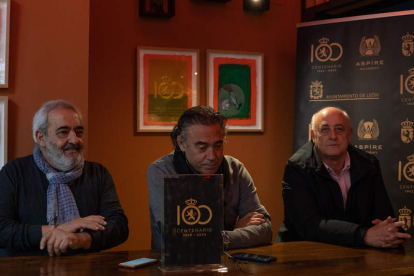 Ramón Villa, Felipe Llamazares y Gregorio Chamorro en el bar ‘El Español’. MIGUEL F. B.