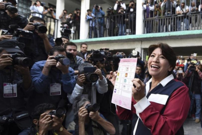 La candidata del partido Morena, Delfina Gómez, en el colegio electoral donde ha votado.
