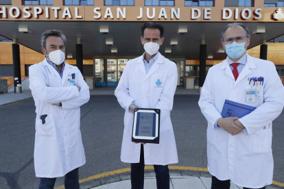 Los traumatólogos Enrique Damazo, Andrés Saldaña y Luis Gervás, con la app que entrará en funcionamiento esta semana. RAMIRO