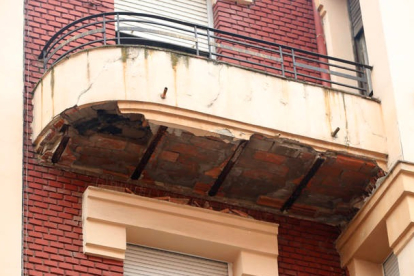 El balcón del que se desprendieron varios cascotes el jueves, que hirieron a un hombre. RAMIRO