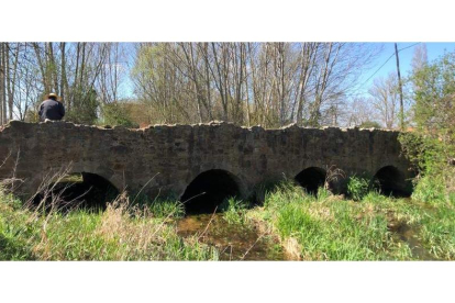 Puente sobre el río Peces en Palacios de la Valduerna, sobre el que discurre la calzada que el Ayuntamiento pretende recuperar. C. ANTA
