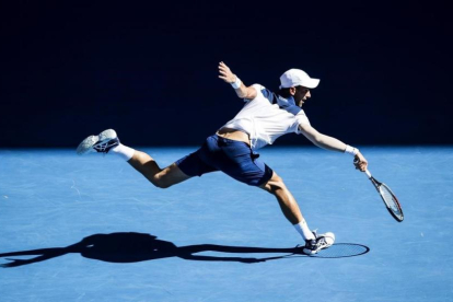 Djokovic devuelve un golpe de revés en el partido de su debut en Australia