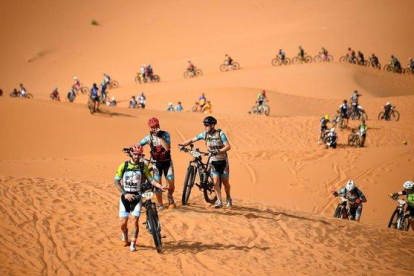 Los participantes de la Titan Desert atraviesan una zona de dunas en la primera etapa.
