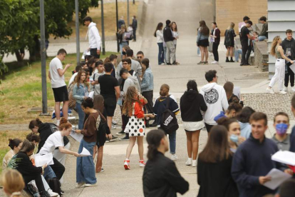 Alumnos en la prueba en el Campus de Ponferrada. L. DE LA MATA