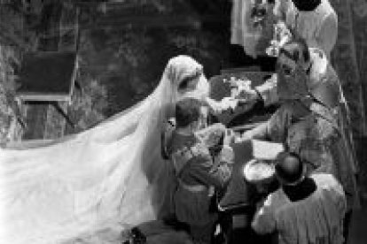 Las distintas casas reales han protagonizado destacados enlaces matrimoniales que, por su importancia histórica o bien por su innovación, han escrito un apartado en la historia.