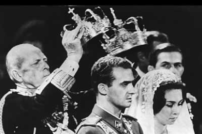 La boda de Don Juan Carlos y Doña Sofía, celebrada en Atenas en 1962, se convirtió en una de las mayores concentraciones de la realeza europea. En total, asistieron al enlace 137 reyes y príncipes.