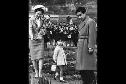 Un emperador que encontró muchas dificultades para casarse fue Akihito. El Japón de los años 50' no veía con buenos ojos que se casase con Michiko, hija de un fabricante de salsas de soja.