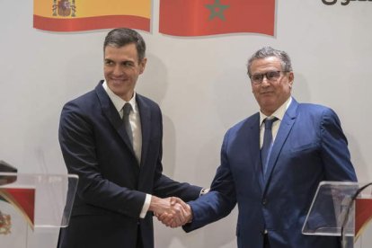 Pedro Sánchez estrecha la mano del primer ministro marroquí tras firmar el acuerdo. JALAL MORCHIDI