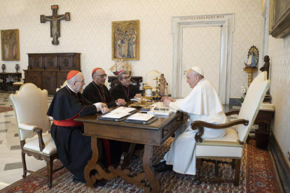 Reunión de los obispos españoles con el papa, ayer. VATICANO