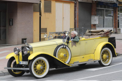 Luis del Olmo, copiloto en el Hispano Suiza amarillo de Juan Tapia, a su llegada a Ponferrada. L. DE LA MATA