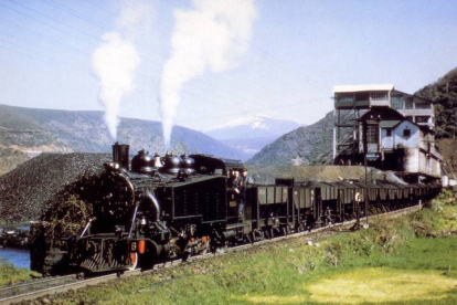 Tren tirado por la Baldwin PV-6, ante el lavadero de Victoriano González, en Santa Cruz del Sil. DL